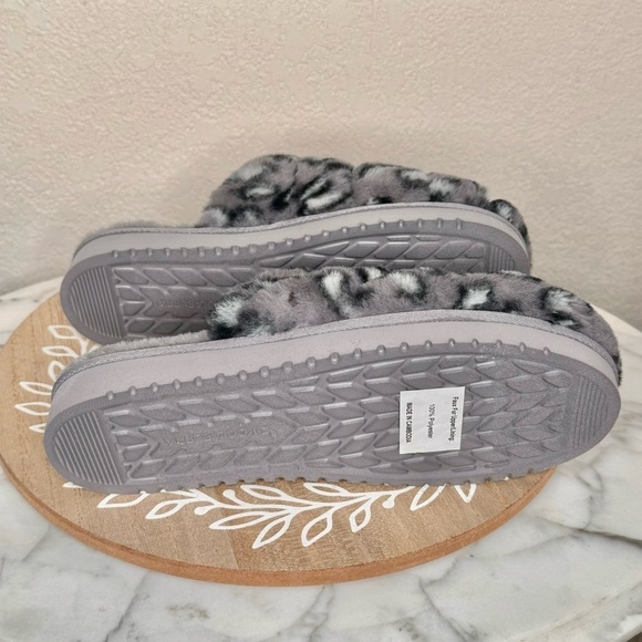 UGG by koolaburra NIB Slippers grey & black animal print,leopard Slide in Size 9 - Picture 7 of 8